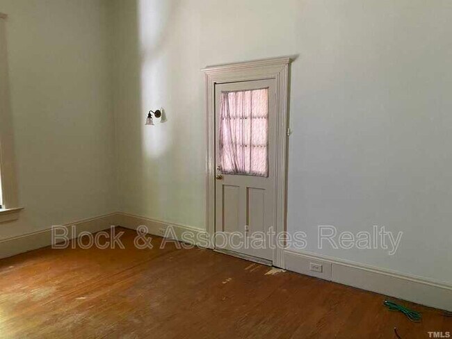 Building Photo - 209 E Peace St