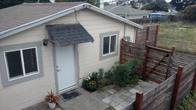 Building Photo - Pet Friendly Updated One Bedroom in Seaside