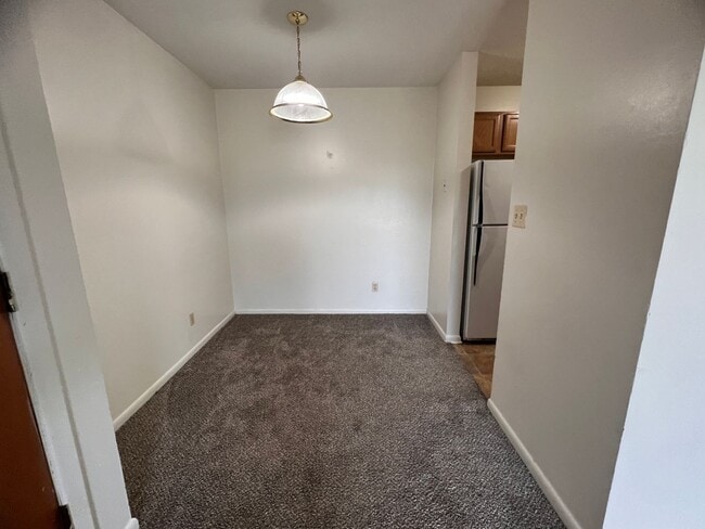 Building Photo - 2 Bedroom 1 Bath Balcony Apartment Available