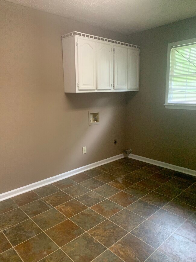 Building Photo - 4055 Sharon Dr