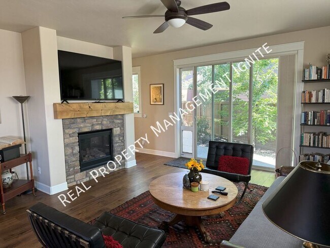Building Photo - Beautiful Fully Furnished Awbrey Butte Home