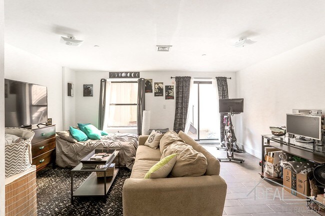 Foto del edificio - 90 Troy Avenue #1R