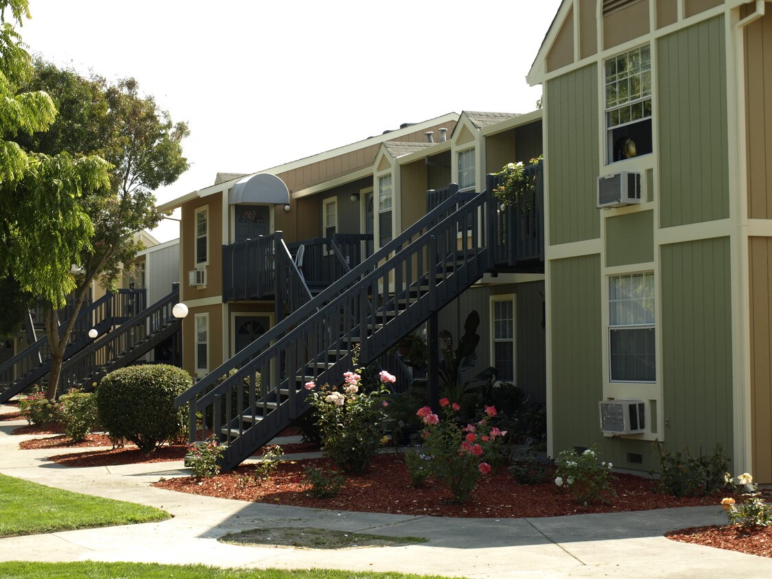 Pioneer 2000 Apartments - 2010 Pioneer Way