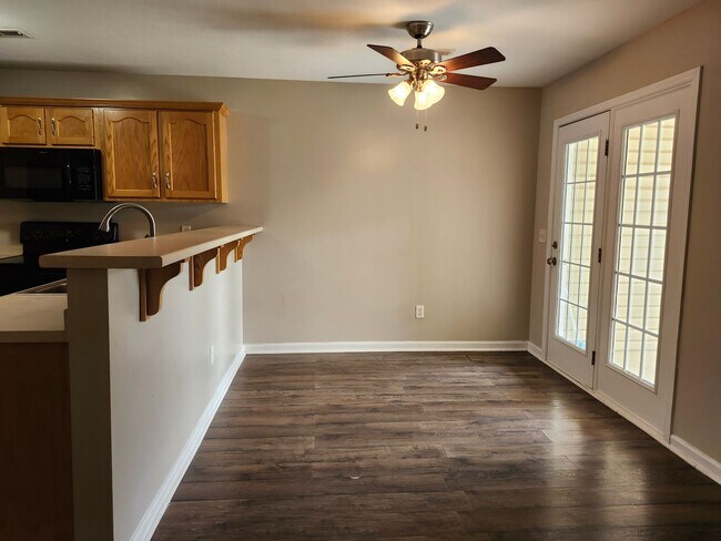 Building Photo - 2 bedroom 2 bath Condo located in East Ridge