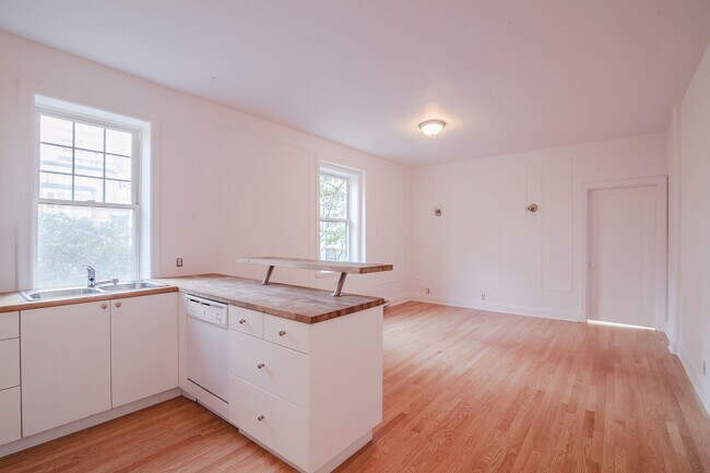 Building Photo - 2100 Rue du Fort