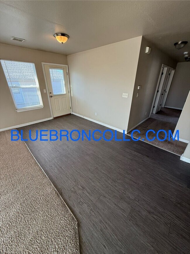 Building Photo - Beautiful 3-bedroom, 2-bathroom Duplex with attached garage