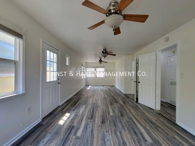 Building Photo - Charming 2 Bedroom Duplex Home with Recent...