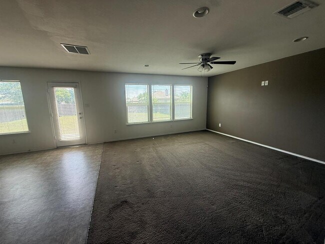 Foto del edificio - 6109 Randleman Dr