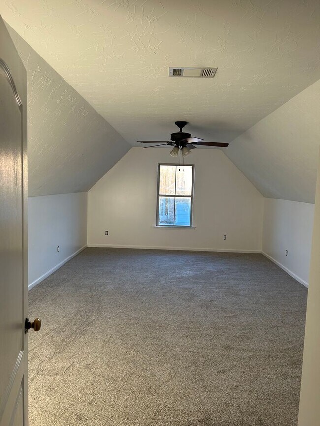 Foto del edificio - Elegant Two-Story Living – 5 Beds, 2.5 Baths