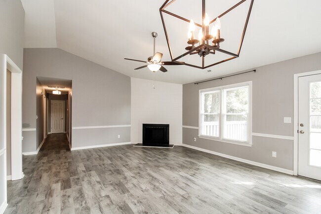 Building Photo - Charming 3 bed 2 bath home