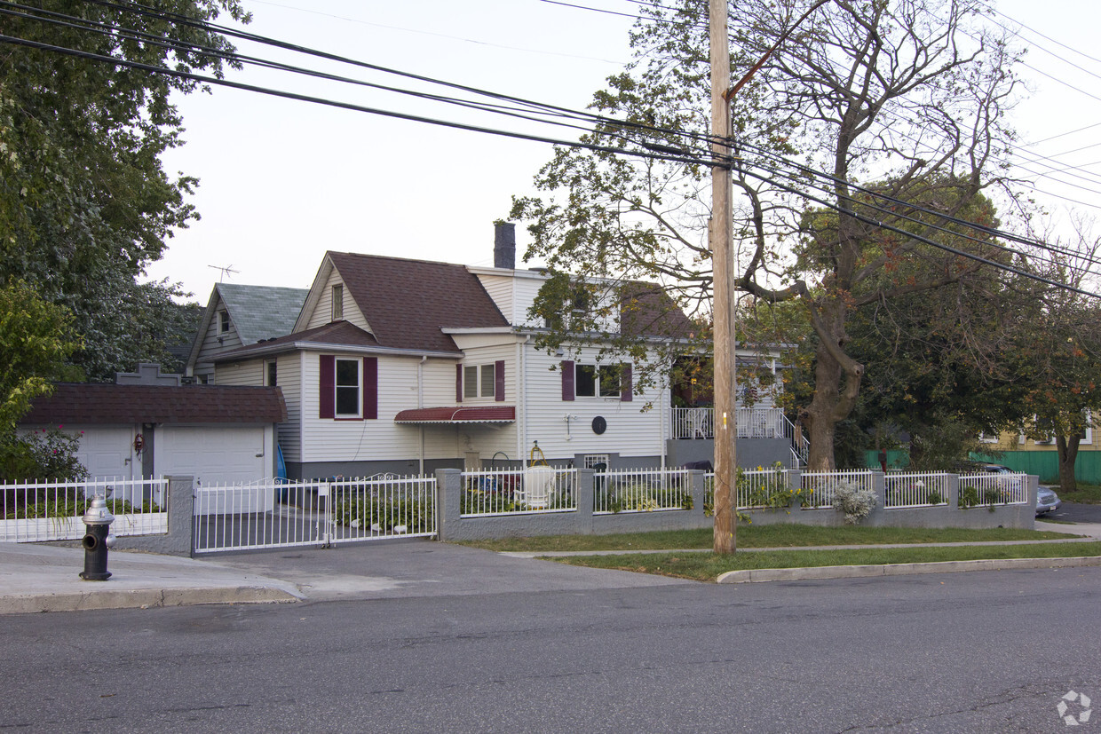 Primary Photo - 1927 Gildersleeve Ave