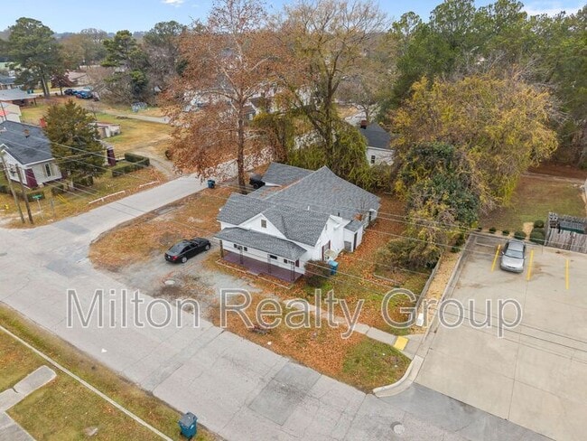 Building Photo - 210 S Elm Ave