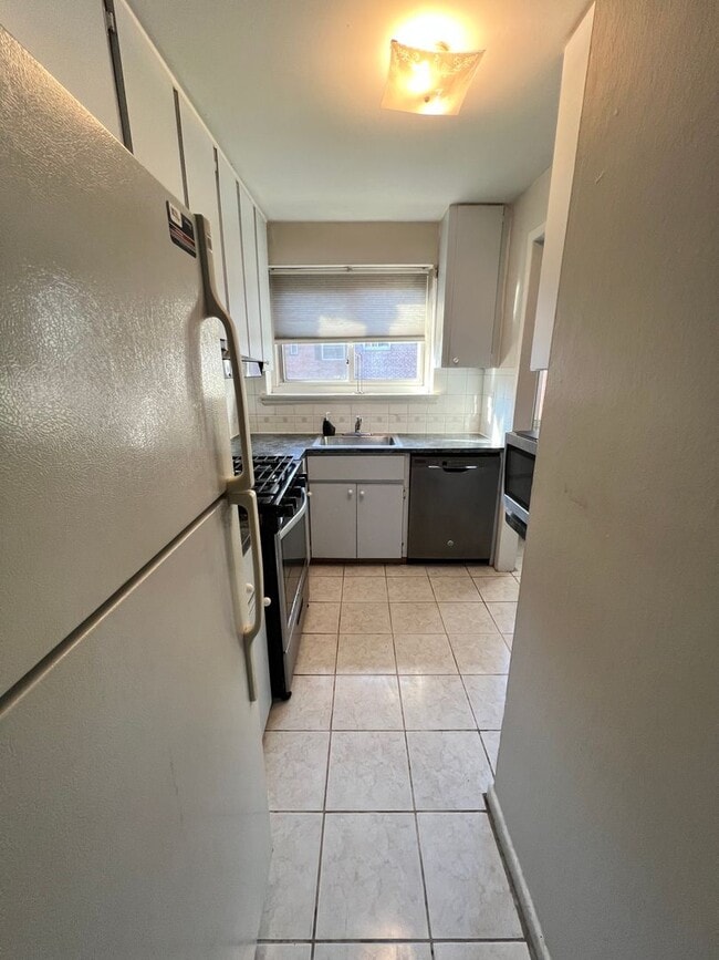Building Photo - Great 2 Bedroom Apartment in Forest Hills