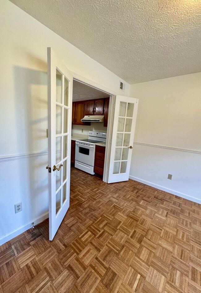 Building Photo - 3 bed/2.5 bath Townhouse near Med Center area SHORT TERM LEASE - Available NOW to May 1st 2026