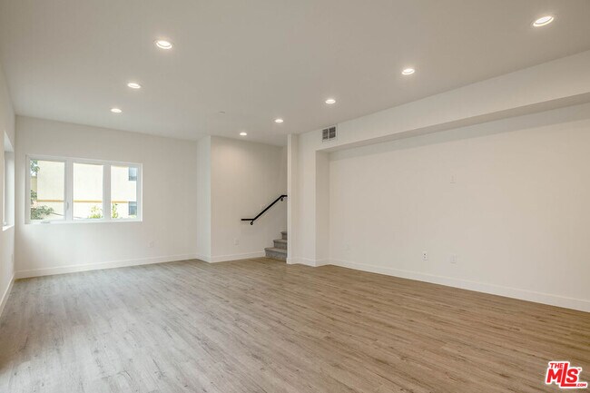 Building Photo - 4939 1/2 Elmwood Ave