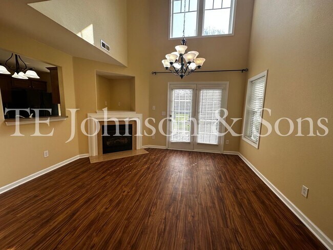 Foto del edificio - Spacious 3 Bedroom Home with Primary Suite on Main, Gas Fireplace & Patio in Advance!