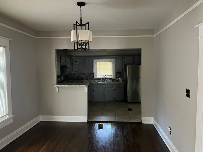 Foto del edificio - 1366 Bryan Ave