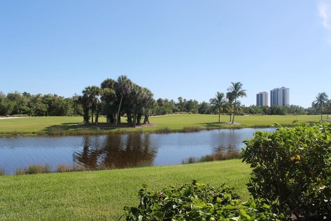 Building Photo - AVAILABLE May 1-2026 ...Spacious and Bright 3 bedroom-2.5 bath ground floor Condo in popular Hamm...