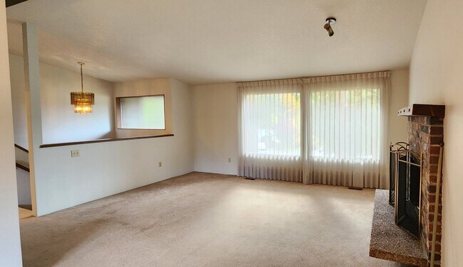 Foto del edificio - LYNNWOOD Spacious 3 bdrm + Den & Family Room Home