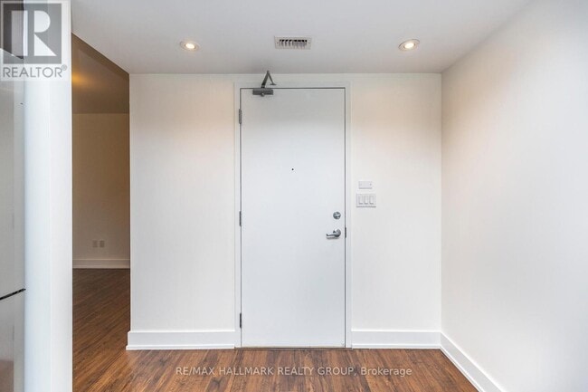 Photo du bâtiment - 100 Champagne Ave S