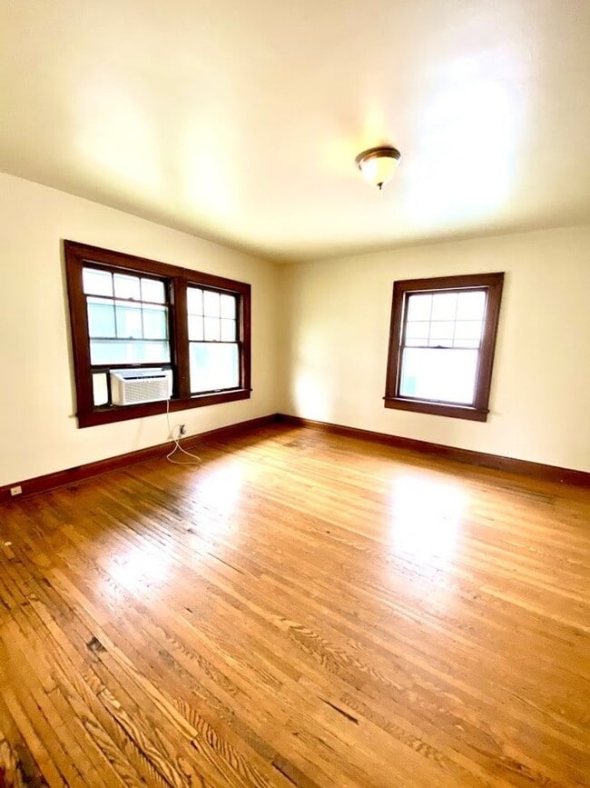 Building Photo - ***AVAILABLE AUGUST 2027***5 Bed 2 Bath Ho...