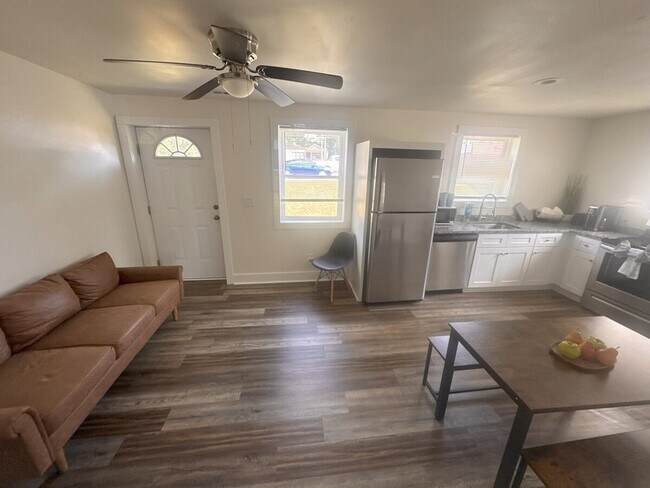 Foto del edificio - 408 Cedar Lane Rd