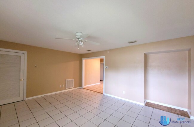 Foto del edificio - LARGE 3 Bedroom, 2 Bath Home with 1 Car Ga...