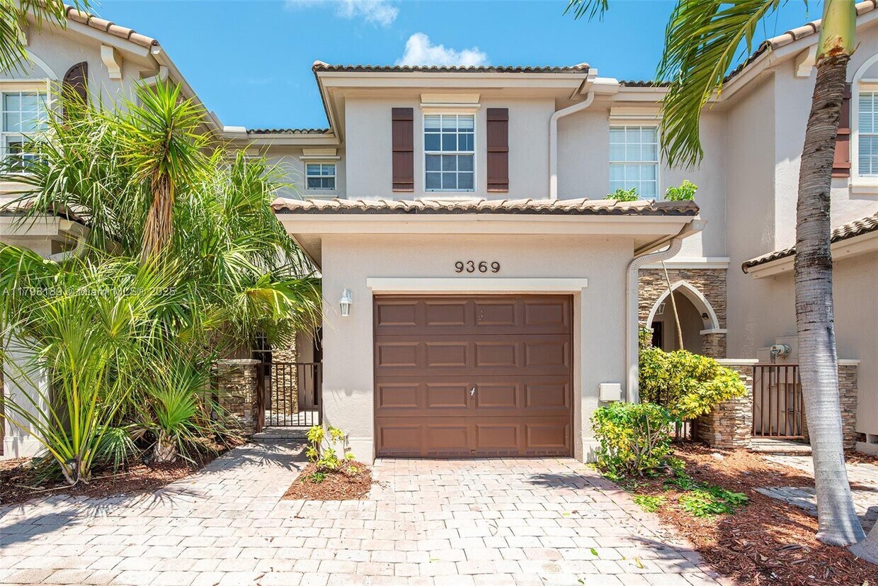 Foto principal - 9369 SW 219th St