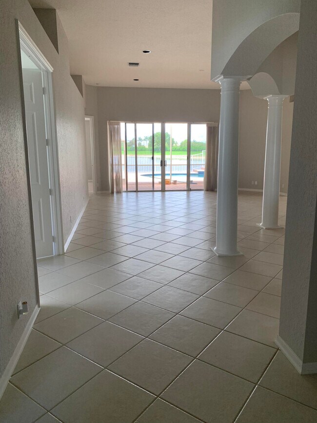 Building Photo - 12397 Cascades Pointe Dr