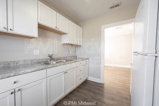 Foto del edificio - 5045 E 10th St