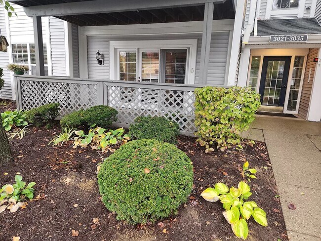 Building Photo - 3021 Stratford Ct