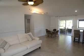 Building Photo - 2341 SE Maslan Ave
