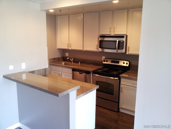 Building Photo - 727 Sapphire St