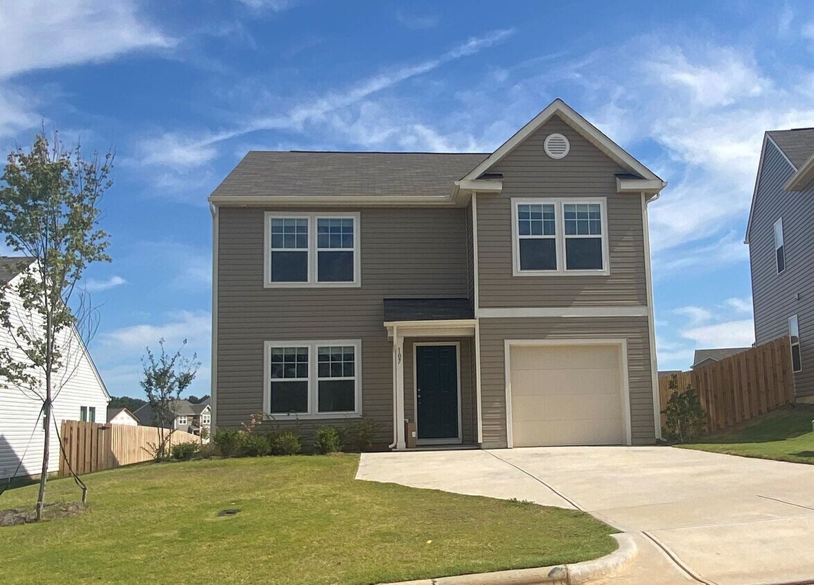 Primary Photo - 4 Bedroom Minutes from 1-77 & Lake Norman