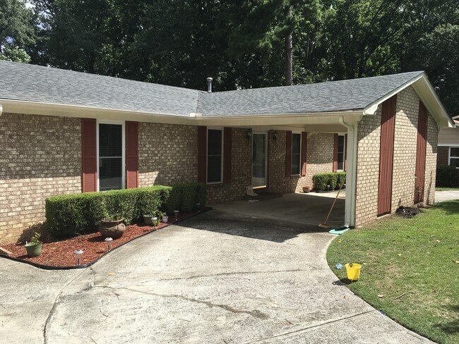 Building Photo - Updated House w/ Pool, Finished Basement &...