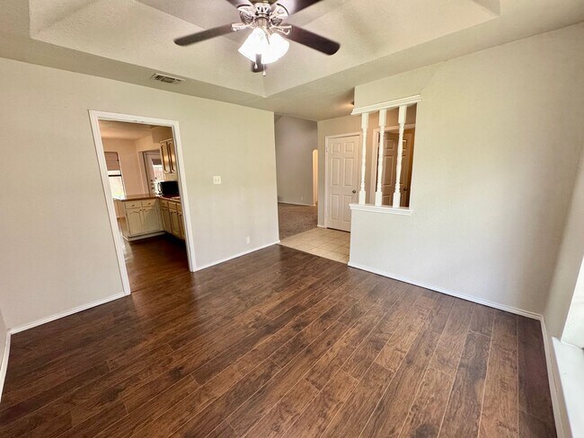 Foto del edificio - Charming 3-Bedroom Home with Covered Patio...