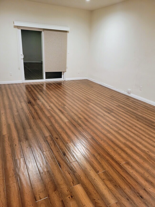 Building Photo - 733 E Palm Ave