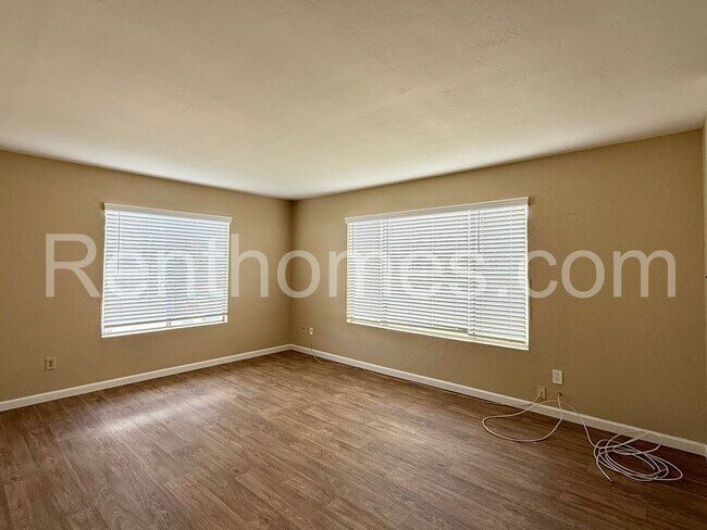 Foto del edificio - 10946 Decatur Rd