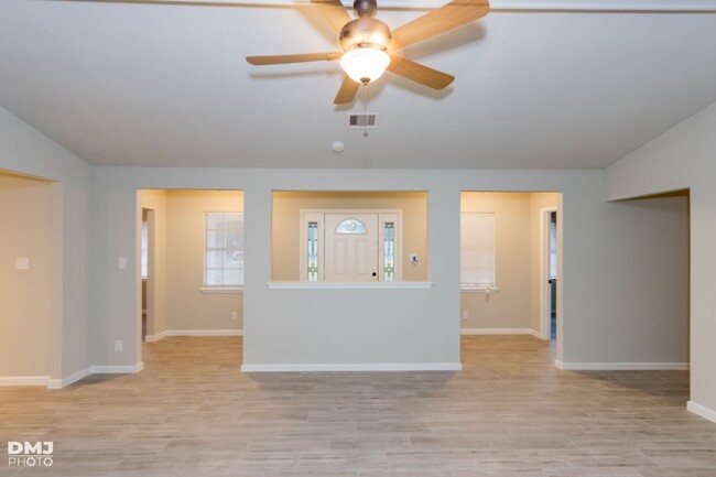 Building Photo - Beautiful 4 Bedroom 2 Bath home in Bevil O...