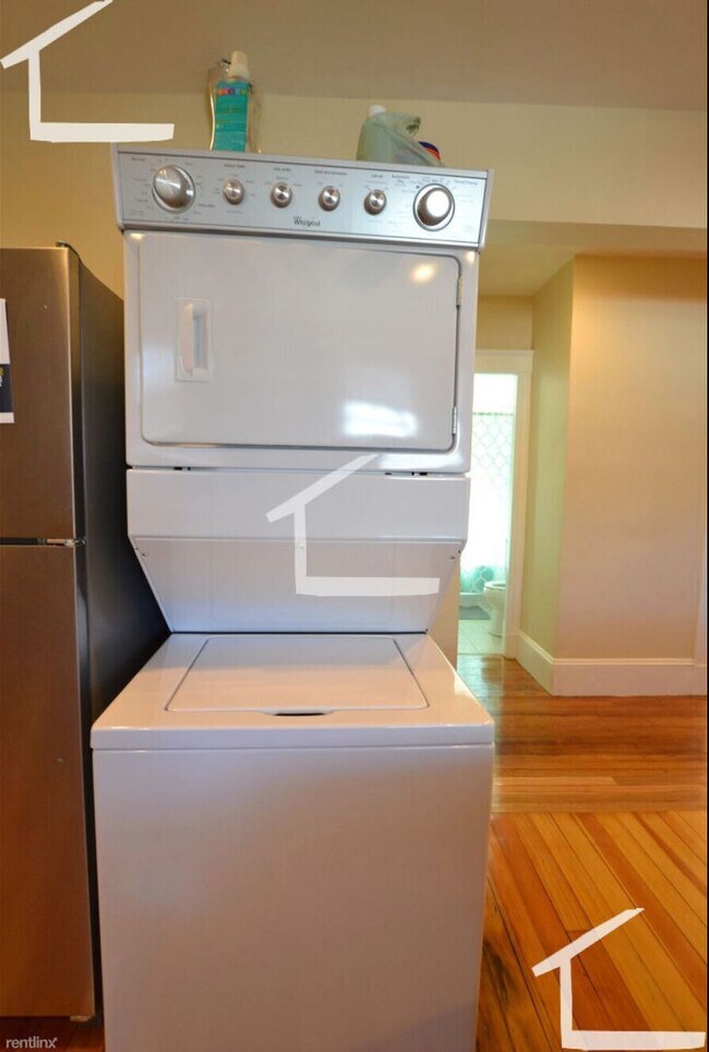 Foto del edificio - 3 Bed 1 Bath apartment available 9/1 with ...