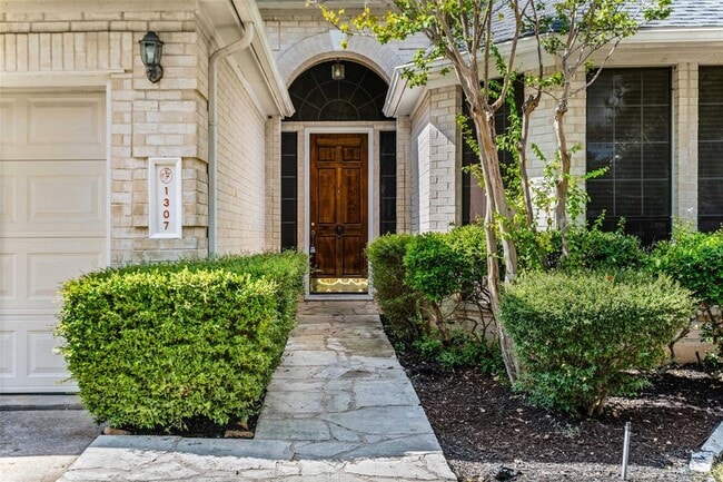 Foto del edificio - 1307 Laurel Glen Blvd