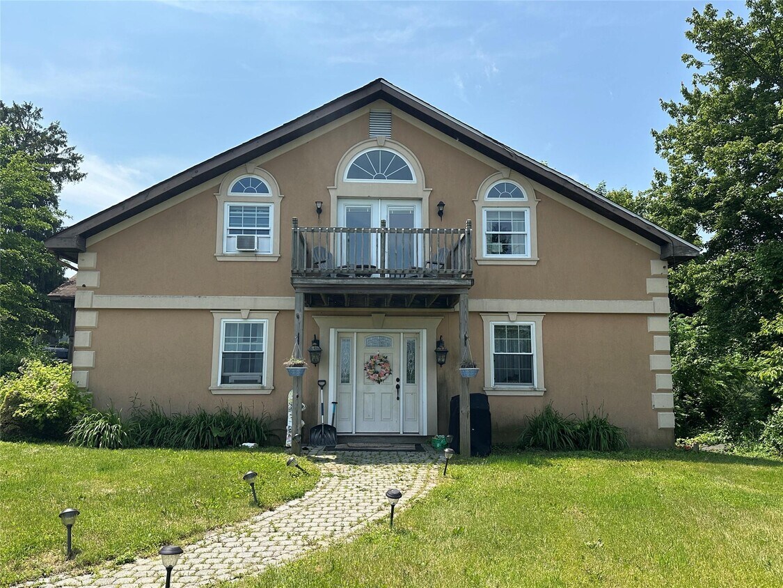 Primary Photo - 852 Freedom Plains Rd