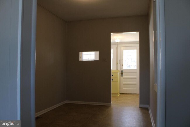Building Photo - 17 E Lake Dr