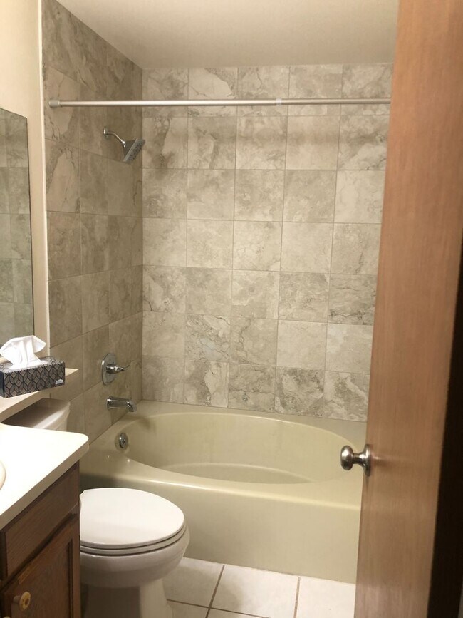 Foto del edificio - Spacious 2-bedroom Condo-Ground level!