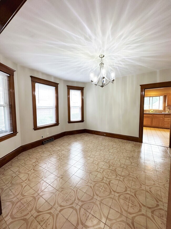 Building Photo - 41 Elm St