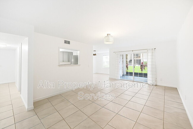 Foto del edificio - 4329 Plaza Gate Ln S