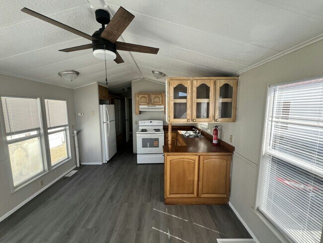 Building Photo - 1124 Chicago Bulls St