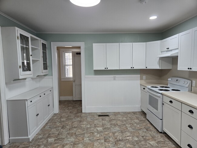 Newly painted kitchen and lighting - 112 Swan St