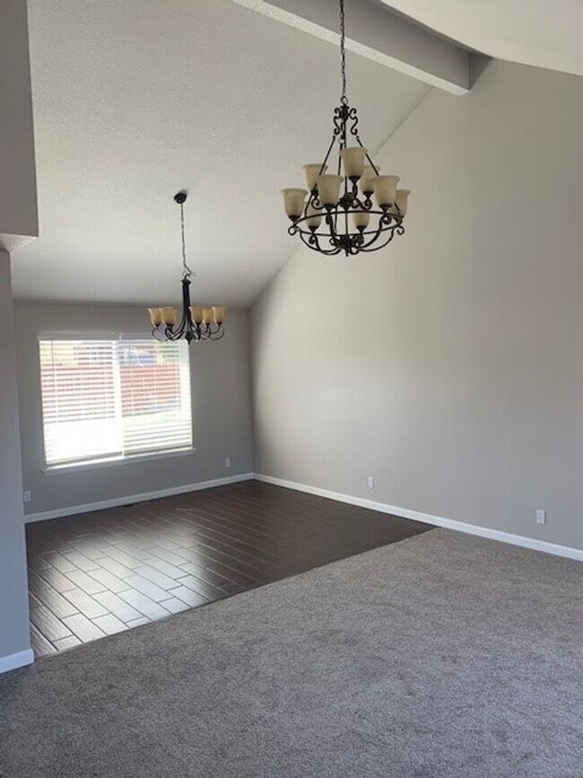 Building Photo - 3 Bed/2.5 Bath NE Bend Single Family Home with Hot Tub