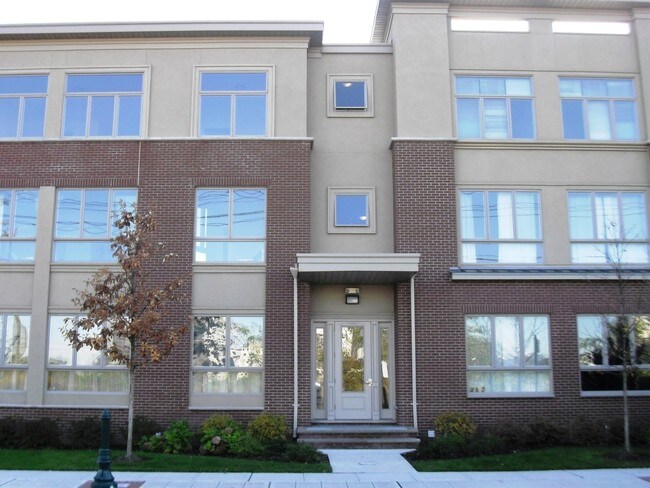 Building Photo - 2022 N Central Rd